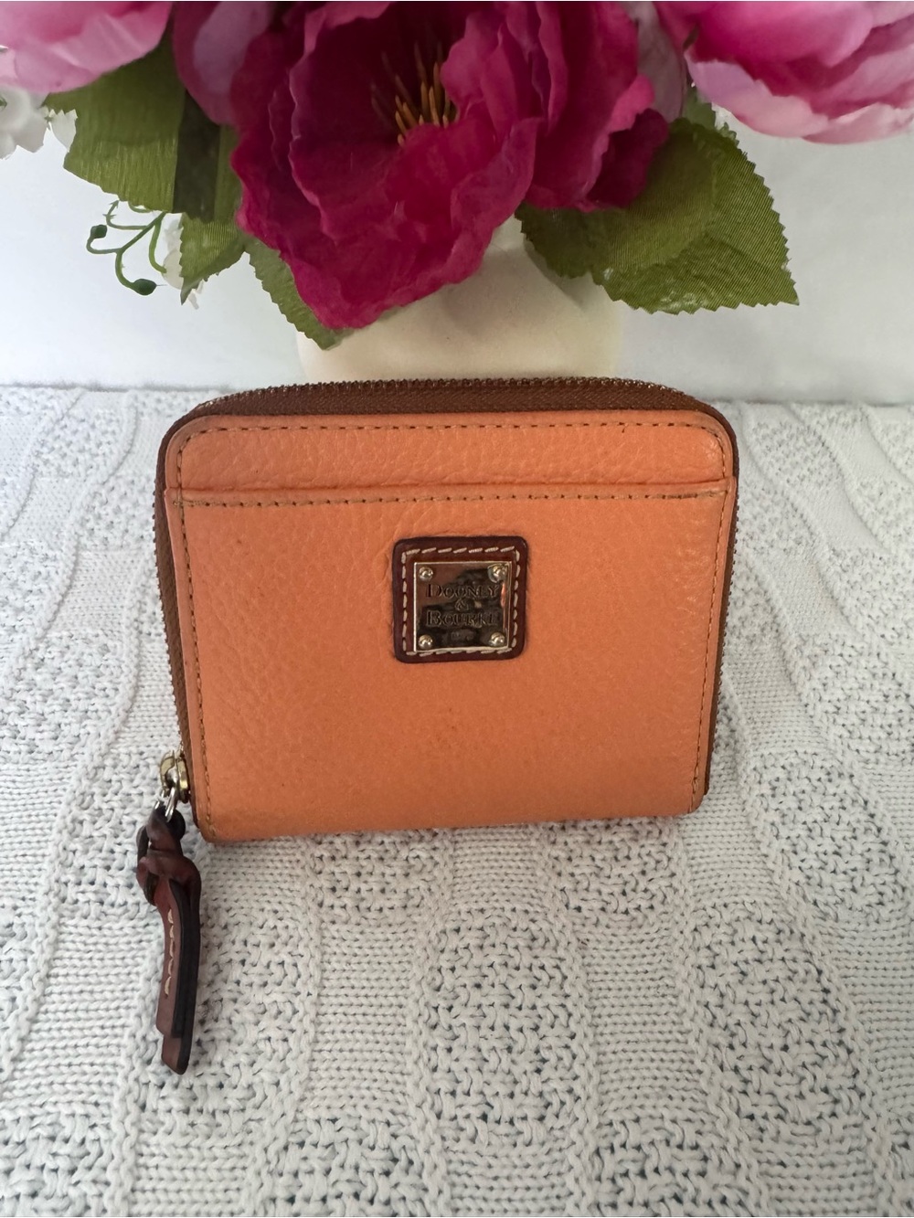 Dooney & Bourke EUC pebbled leather zip wallet